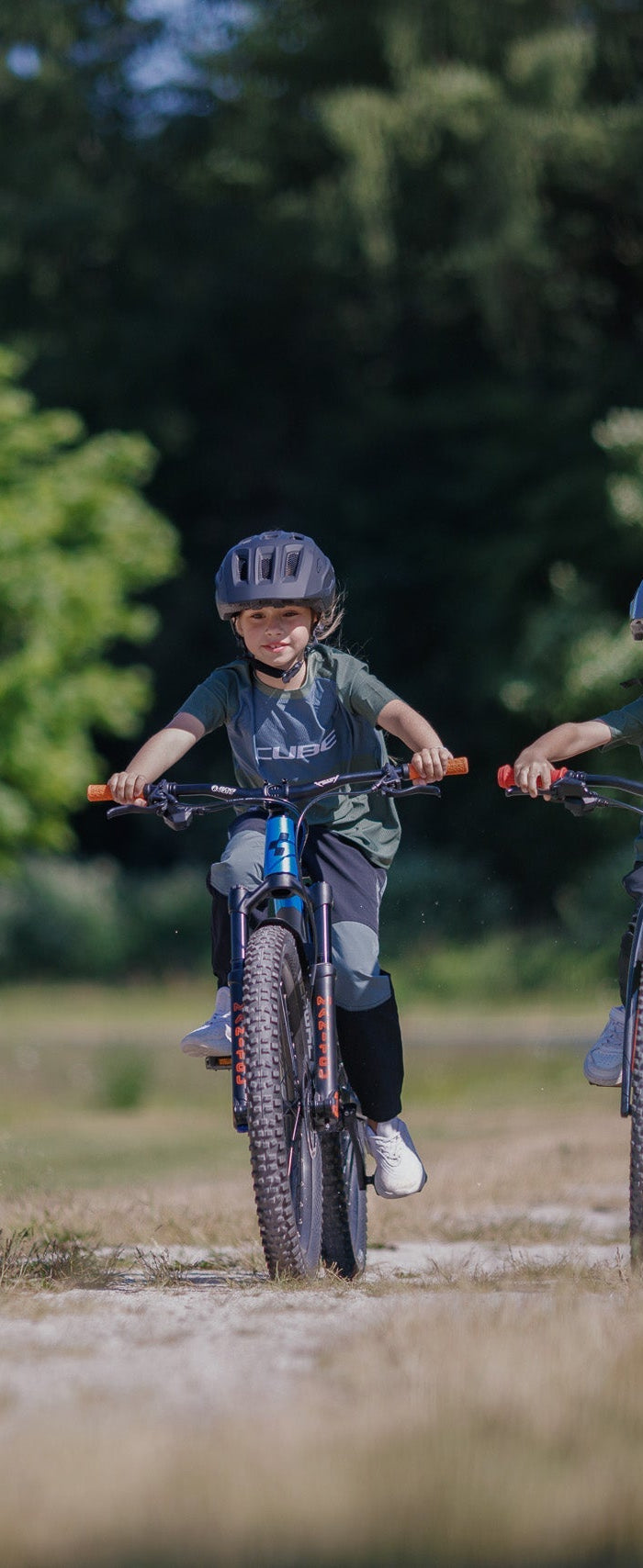 kinderfietsen in het bos op de trail