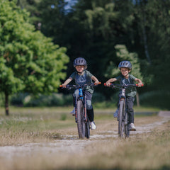 kinderfietsen in het bos op de trail