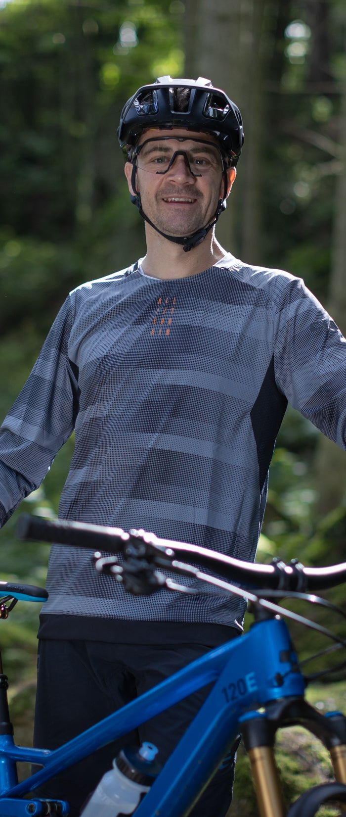 man in heren fietsshirt van CUBE